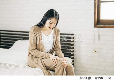 ベッドルームにいる女性(膝) ベッドルームにいる女性(膝) 84901118