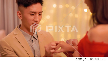 man give propose for marriage 84901356