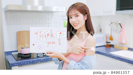 woman has inject vaccine 84901357