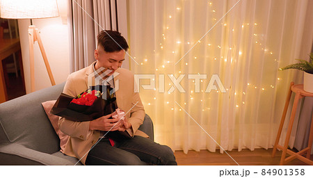 man give propose for marriage man give propose for marriage 84901358