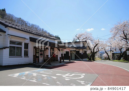柳津駅の桜（福島県・柳津町） 84901417