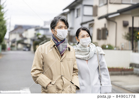 マスクをしたアラフィフの夫婦 84901778