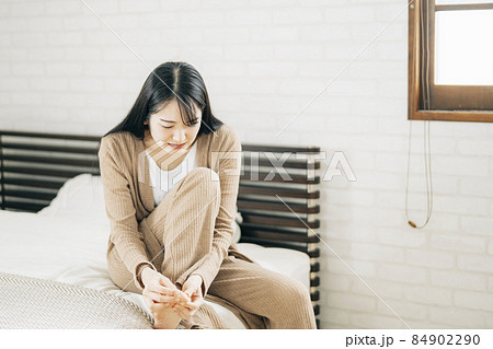 外反母趾・足指・巻き爪を気にする日本人女性 外反母趾・足指・巻き爪を気にする日本人女性 84902290