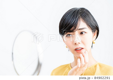 肌トラブルに悩む女性 84902291