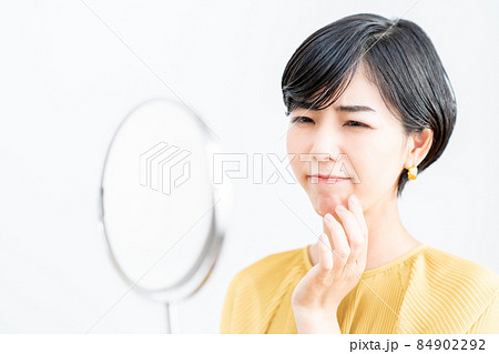 肌トラブルに悩む女性 84902292