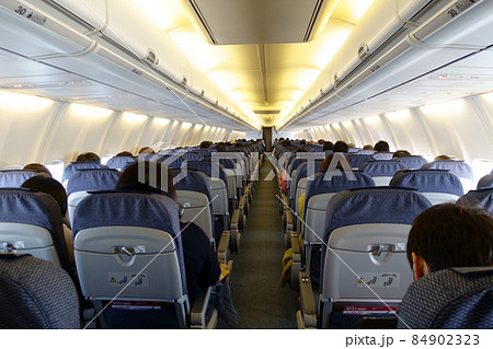 飛行中の飛行機内の様子 飛行中の飛行機内の様子 84902323