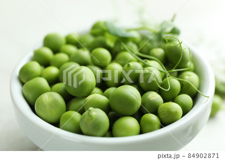Bowl with fresh pea seeds, close up Bowl with fresh pea seeds, close up 84902871