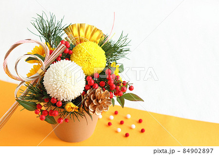 お正月の生け花 お正月の生け花 84902897