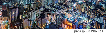【バナー】横浜・中心地のビル群の夜景 84902941