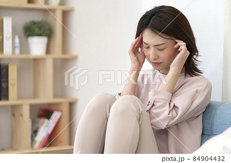 体調不良の女性 84904432