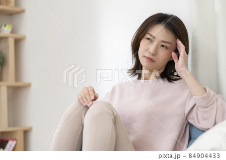 体調不良の女性 体調不良の女性 84904433