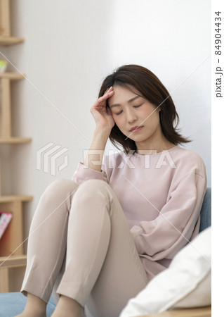 体調不良の女性 体調不良の女性 84904434