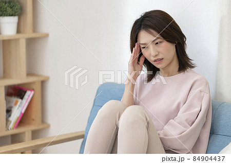 体調不良の女性 84904437