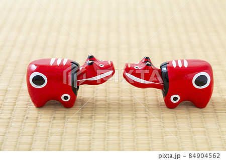 畳の上の赤べこ 84904562