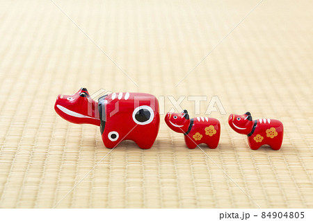 畳の上の赤べこ 84904805