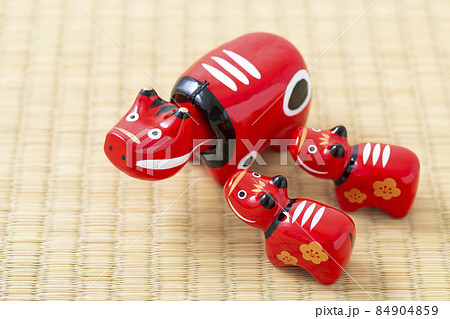 畳の上の赤べこ 84904859