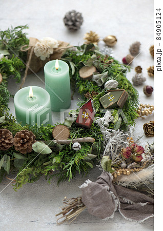 クリスマスリースとキャンドル クリスマスリースとキャンドル 84905124