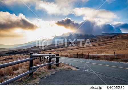 初冬の阿蘇草千里から見る中岳噴火口に真っ白の噴煙が吹き上がる風景 初冬の阿蘇草千里から見る中岳噴火口に真っ白の噴煙が吹き上がる風景 84905282