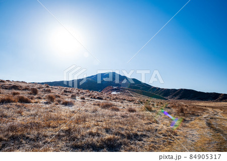 初冬の阿蘇草千里から見る中岳噴火口に真っ白の噴煙が吹き上がる風景 84905317