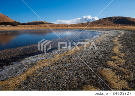 初冬の阿蘇草千里から見る中岳噴火口に真っ白の噴煙が吹き上がる風景 初冬の阿蘇草千里から見る中岳噴火口に真っ白の噴煙が吹き上がる風景 84905327