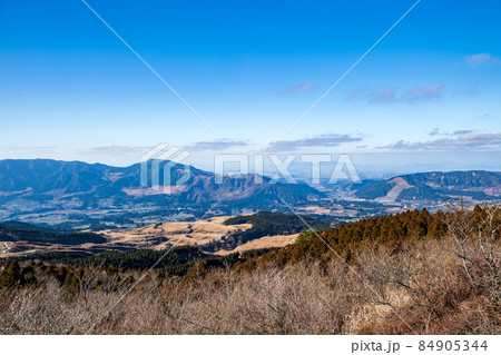 初冬の阿蘇草千里から見る中岳噴火口に真っ白の噴煙が吹き上がる風景 初冬の阿蘇草千里から見る中岳噴火口に真っ白の噴煙が吹き上がる風景 84905344