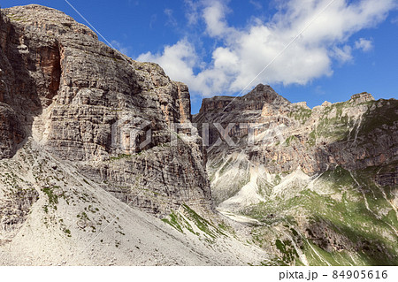 Mountain peaks in the Italian Dolomites with characteristic structure and color 84905616