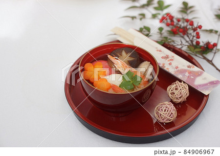 丸もちの紅白の雑煮 丸もちの紅白の雑煮 84906967