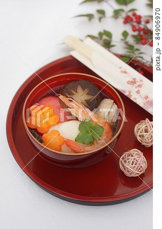 丸もちの紅白の雑煮 84906970