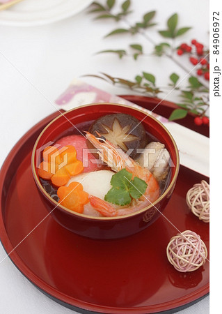 丸もちの紅白の雑煮 84906972