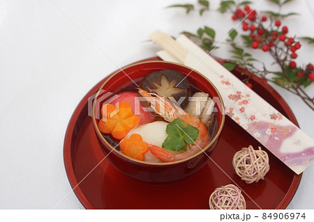 丸もちの紅白の雑煮 丸もちの紅白の雑煮 84906974