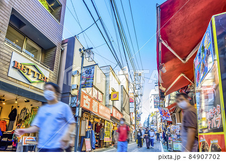 東京世田谷の都市風景 下北沢ショッピングストリート 下北沢南口商店街 東京世田谷の都市風景 下北沢ショッピングストリート 下北沢南口商店街 84907702