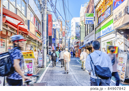 東京世田谷の都市風景 下北沢ショッピングストリート 下北沢南口商店街