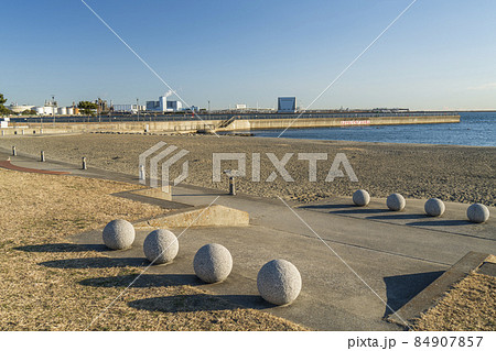 東扇島東公園の人口砂浜「かわさきの浜」の風景【神奈川県・川崎市】 84907857