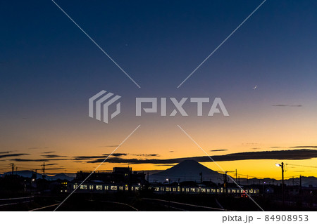 夕日の富士山と相模線 84908953