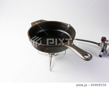 スキレットとキャンプ用のガスバーナーの写真素材