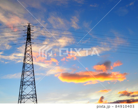 夕暮れ 電線塔とグラデーションの空 夕暮れ 電線塔とグラデーションの空 84910403