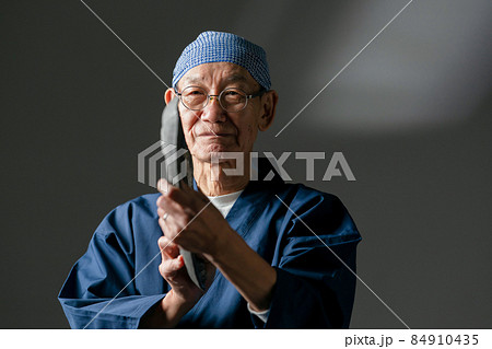 陶芸家 職人 男性 シニア 陶芸家 職人 男性 シニア 84910435