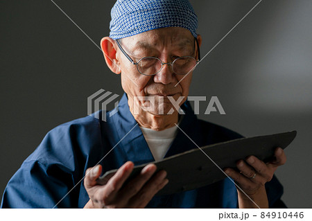 陶芸家　職人　男性　シニア 84910446