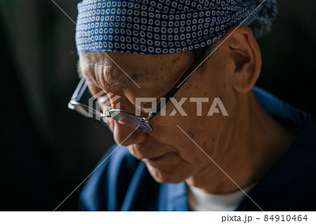 陶芸家 職人 男性 シニア 陶芸家 職人 男性 シニア 84910464