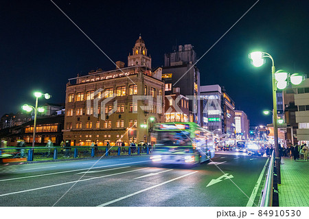 京都　夜の四条大橋 84910530