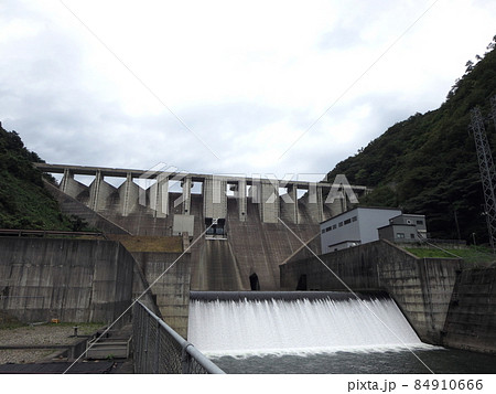 岡山県の吉井川に作られた苫田ダム 岡山県の吉井川に作られた苫田ダム 84910666