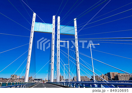 晴れ渡った多摩川に架かる白い是政橋（東京都府中市～稲城市） 84910695