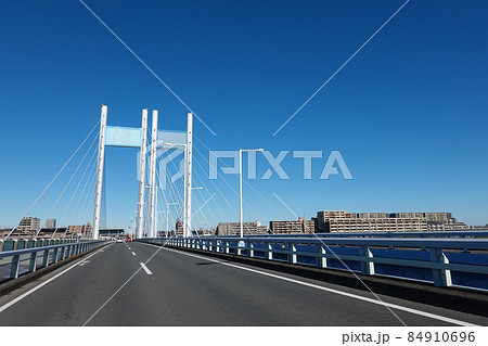 晴れ渡った多摩川に架かる白い是政橋(東京都府中市~稲城市) 晴れ渡った多摩川に架かる白い是政橋(東京都府中市~稲城市) 84910696