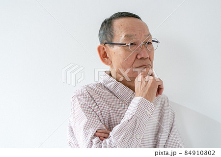 シニア男性 心配 悩む 鬱 シニア男性 心配 悩む 鬱 84910802