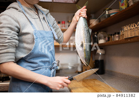 魚を調理する女性 魚を調理する女性 84911382