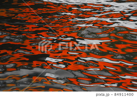 水面の写り込みの変化は川の流れとともに、ベーズリーのような赤い模様は絶える事なく変化 水面の写り込みの変化は川の流れとともに、ベーズリーのような赤い模様は絶える事なく変化 84911400