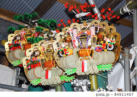 商売繁盛、酉の市は近づく年末の日本的な伝統行事。参拝の行きも帰りも屋台の食べ物に群がるそれも楽しみ 商売繁盛、酉の市は近づく年末の日本的な伝統行事。参拝の行きも帰りも屋台の食べ物に群がるそれも楽しみ 84911407