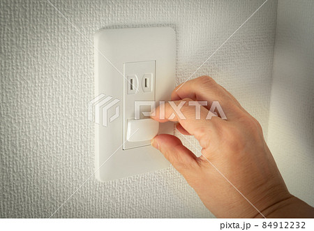 コンセントの穴にコンセントカバーを差し込む　電気火災防止対策　壁コンセント　感電防止 84912232