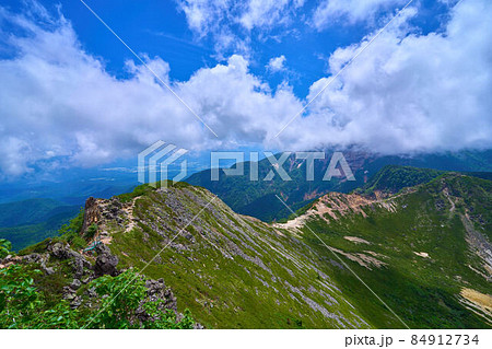 夏の北八ヶ岳 東天狗岳山頂から南側の根石岳方面の稜線を見る 夏の北八ヶ岳 東天狗岳山頂から南側の根石岳方面の稜線を見る 84912734