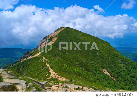 夏の北八ヶ岳 東天狗岳山頂から西天狗岳方面を見る 夏の北八ヶ岳 東天狗岳山頂から西天狗岳方面を見る 84912737